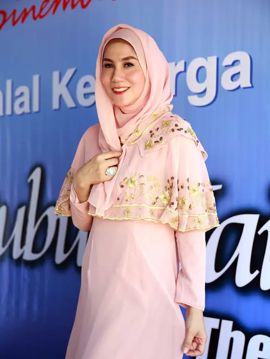 Artis cantik Marini Zumarnis yang telah nyaman berhijab tidak hanya dalam sinetron 'Tukang Bubur Naik Haji', namun juga pada kehidupan sehari-harinya. (Deki Prayoga/Bintang.com)