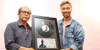 Penyanyi solo Vidi Aldiano tidak menyangka album teranyarnya Persona bisa meraih lebih dari 250 ribu copy. Album yang dirilis sejak 24 Agustus 2016 silam itu meraih penghargaan triple platinum. (Bambang E. Ros/Bintang.com)