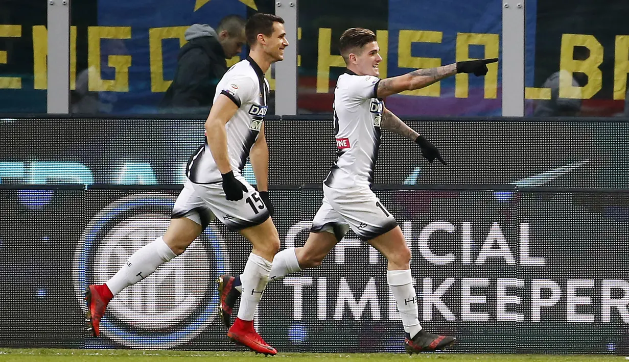 Gelandang Udinese, Rodrigo De Paul, melakukan selebrasi usai mencetak gol ke gawang Inter Milan pada laga Serie A di Stadion Giuseppe Meazza, Milan, Sabtu (16/12/2017). Inter Milan takluk 1-3 dari Udinese. (AP/Antonio Calanni)