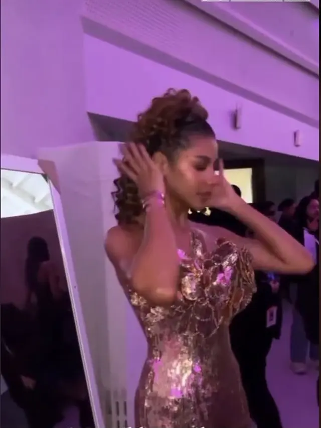 6 Potret Penampilan Zsa Zsa Utari Catwalk di JFW, Didukung Ikut Miss Universe