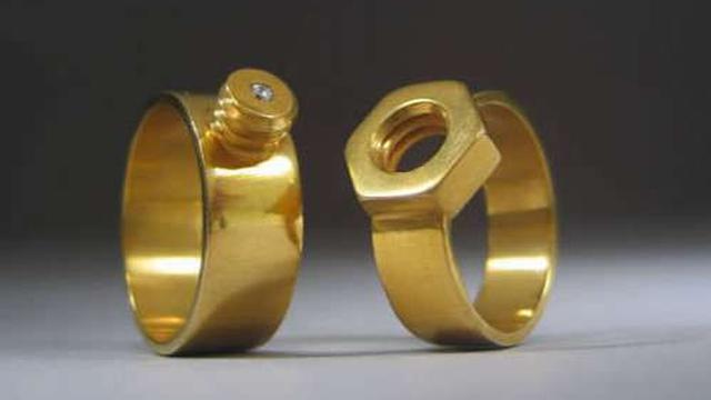 Desainnya Unik, Ini 7 Potret Inspirasi Cincin Pernikahan yang Anti-Mainstream