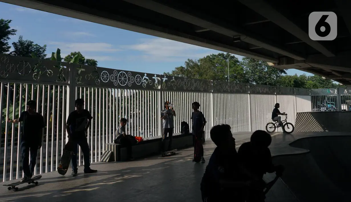 Aktivitas warga di fasilitas skate park kolong flyover Pasar Rebo, Jakarta, Selasa (14/1/2020). Skate park yang telah selesai dibangun tersebut kini mulai diramaikan pengunjung, khususnya pada sore hari. (Liputan6.com/Immanuel Antonius)
