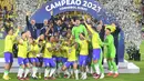 Para pemain Brasil merayakan keberhasilan menjuarai Piala Amerika Selatan U-20 setelah mengalahkan Uruguay pada laga terakhir kualifikasi di El Campin Stadium, Bogota, Kolombia (12/2/2023). Brasil lolos ke Piala Dunia U-20 2023 dengan status juara Piala Amerika Selatan U-20 2023 setelah menempati peringkat pertama pada fase kualifikasi tahap akhir yang diikuti 6 negara. Dari total 18 kali tampil di ajang Piala Dunia U-20, Brasil sukses menjuarai 5 edisi di antaranya. (AFP/Daniel Munoz)