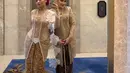 Zahwa Massaid tampil anggun dibalut kebaya cokelat dan padu padan kain batik bernuansa kuning sebagai rok. Kebaya yang dikenakan Zahwa memiliki detail manik-manik mutiara di sepanjang garis kerahnya hingga ke bawah. [Foto: Instagram/zahwamassaid]