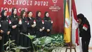 Pemain menyium bendera Merah Putih saat acara pelepasan Timnas Voli Putri Indonesia untuk mengikuti ajang AVC Nations Cup 2025 di Padepokan Bola Voli Jenderal Polisi Kunarto, Sentul, Bogor. Rabu (4/6/2025). (Bola.com/M Iqbal Ichsan)