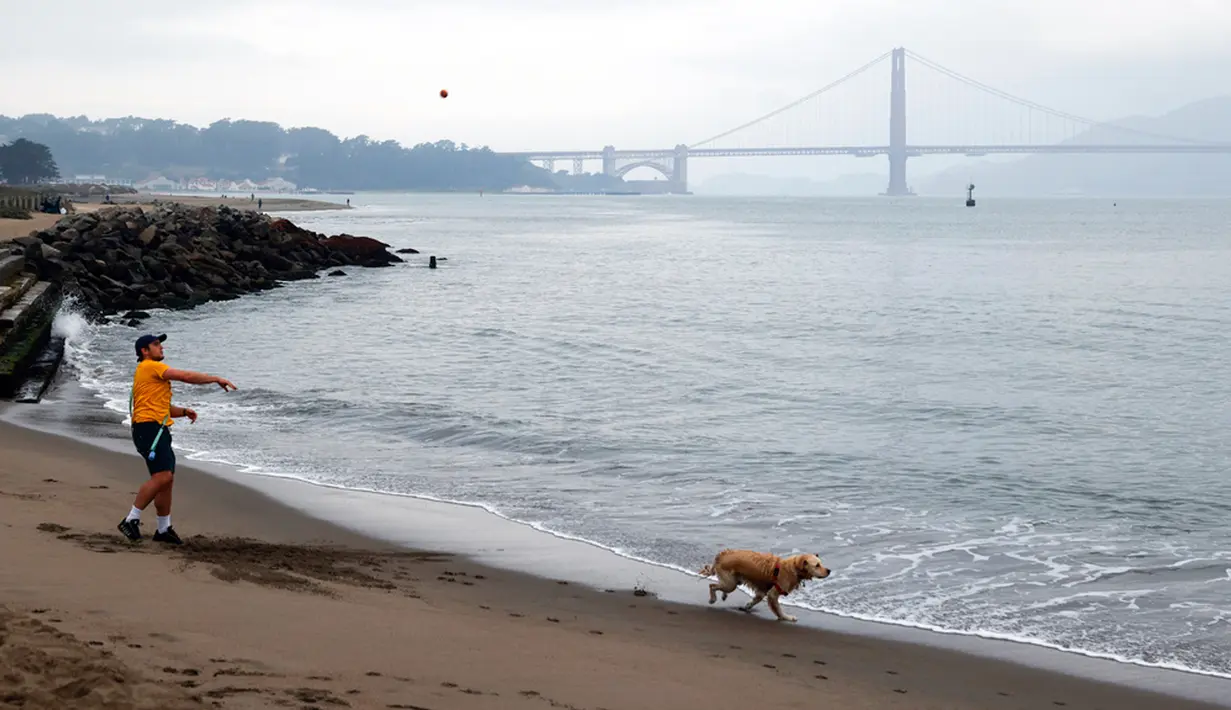 Sebagian besar asap dan kabut berada di lapisan atas atmosfer. Beberapa sekolah di wilayah tersebut membatalkan kegiatan olahraga karena asap. (Jessica Christian/San Francisco Chronicle via AP)
