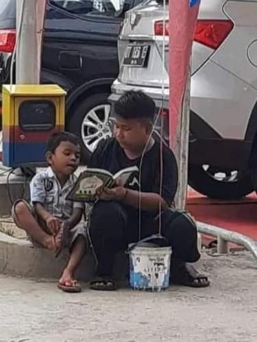 Viral, Kakak Ajari Adiknya Membaca Iqra Sambil Berjualan Balon
