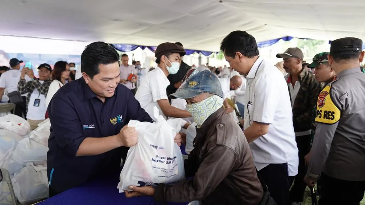 Menteri BUMN Erick Thohir membagikan 5 ribu paket sembako murah melalui program pasar murah BUMN di Purwakarta.