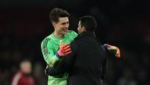 Kepa Arrizabalaga bersama Mikel Arteta saat Arsenal mengalahkan Crystal Palace di perempat final Carabao Cup. (Adrian Dennis / AFP)