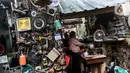 Suasana tempat jual - beli barang-barang antik di Kebayoran Vintage, Jakarta, Kamis (22/9/2020). Berdasarkan keterangan para pedagang, penjualan barang antik mengalami penurunan sebesar 50 persen di masa pandemi COVID-19 saat ini. (Liputan6.com/Johan Tallo)