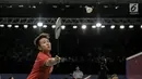 Liliyana Natsir berusaha memukul kok saat pertandingan melawan Dukyoung Kim/Kim Ha Na (Korea) pada laga pertama Indonesia Open 2017 di Jakarta, Selasa (13/6). (Liputan6.com/Faizal Fanani)