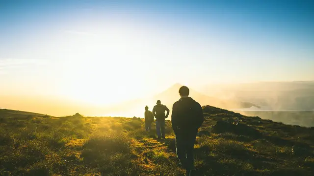 Ilustrasi hiking, gunung