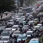 Kemacetan di Jakarta selama ini belum bisa dihilangkan secara efektif. Masih saja ada kemacetan di beberapa titik, terlebih lagi di jam-jam berangkat dan pulang kantor, jalanan biasanya dipadati oleh kendaraan. (Liputan6.com/Johan Tallo)