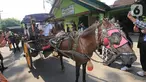 Menparekraf Sandiaga Uno mengunjungi desa wisata dengan naik andong di  Desa Candirejo, Magelang, Jawa Tengah, Jumat (4/6/2021). Desa wisata yang dikenal sebagai simbol budaya jawa juga menghasilkan kerajinan tangan dari batu alam (ulekann, cobek, stupa hiasan). (Liputan6.com/HO/Kemenparekraf)