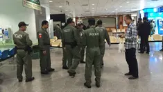 Penyelidik polisi berada di lobi Rumah Sakit Phramongkutklao, Bangkok, (22/5). Kepolisian Thailand mengatakan 24 orang terluka dalam ledakan bom di Rumah Sakit Phramongkutklao di Bangkok. (AP Photo/Sakchai Lalit)
