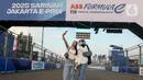 Warga berswafoto di lintasan Formula E World Championship usai menyaksikan sesi Free Practice 1 (FP1) di Jakarta International E-Prix Circuit (JIEC) di Ancol, Jumat (20/6/2025). (Liputan6.com/Herman Zakharia)