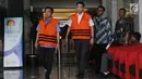 Dua tersangka Anggota Komisi I DPR dari Fraksi Golkar, Fayakhun Andriadi (kanan) dan Anggota DPRD Kota Malang Suprapto (kiri) usai menjalani pemeriksaan di KPK, Jakarta (13/4). (Merdeka.com/Dwi Narwoko)