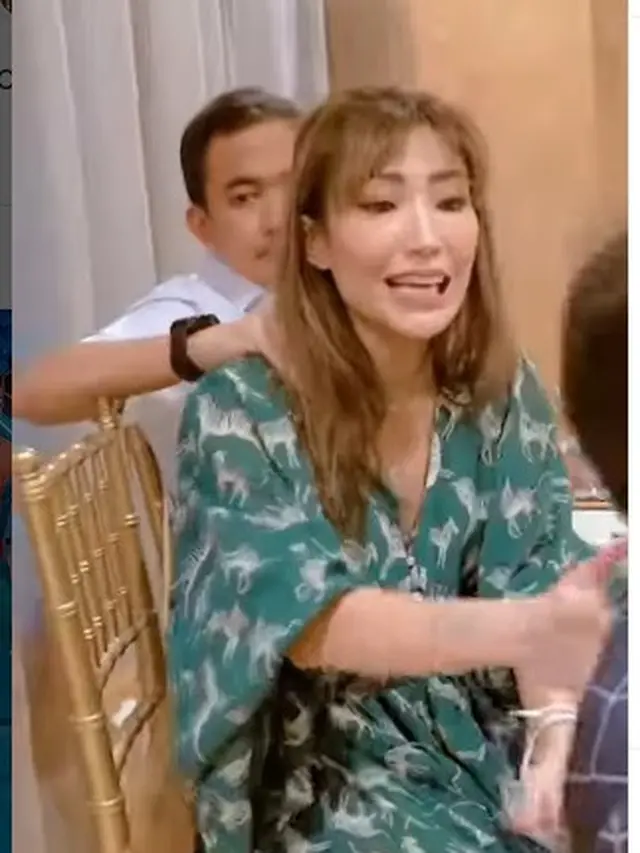 Kemesraan Ayu Dewi dan Regi Datau (Foto: Instagram mrsayudewi)