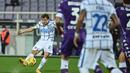 Inter sukses membuka keunggulan pada menit ke-31 lewat tembakan keras Nicolo Barella dari luar kotak penalti yang menghujam gawang tim tuan rumah tanpa bisa diantisipasi Dragowski. (Foto: AFP/Alberto Pizzoli)