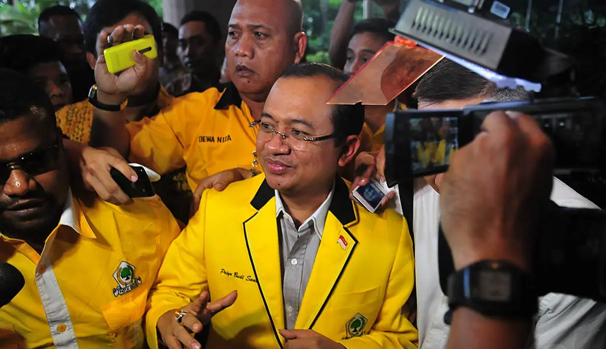 Priyo Budi Santoso datang bersama beberapa anggota Partai Golkar yang hadir dalam munas di Ancol, Jakarta, Senin (8/12/2014). (Liputan6.com/Johan Tallo)