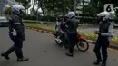 Petugas Dishub mengimbau pengguna jalan yang menggunakan kendaraan pribadi mobil dan motor yang berboncengan di Bundaran HI, Jakarta, Jumat (10/4/2020). Penerapan hari pertama PSBB hingga 14 hari kedepan ini dilakukan untuk mencegah penyebaran COVID-19. (merdeka.com/Imam Buhori)