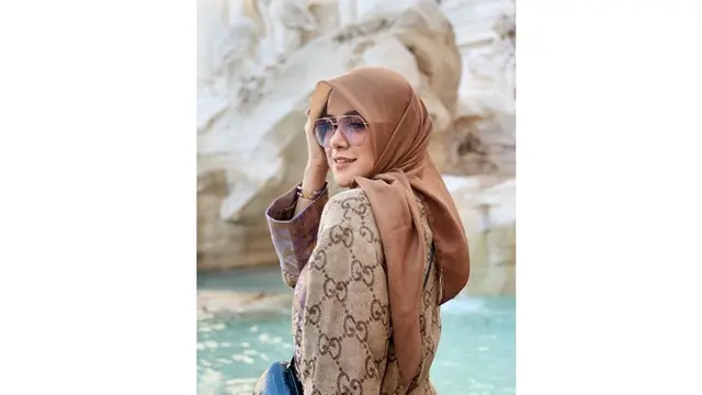 6 Gaya Fashion Olla Ramlan Saat Berlibur di Italia, Modis Banget