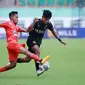 Pemain Bhayangkara FC, Kasim Botan (kanan) berebut bola dengan pemain Borneo FC, Muhammad Sihran pada laga pekan ke-10 BRI Liga 1 2022/2023 antara Bhayangkara FC melawan Borneo FC di Stadion Wibawa Mukti, Cikarang, Selasa (13/09/2022). (Bola.com/M Iqbal Ichsan)