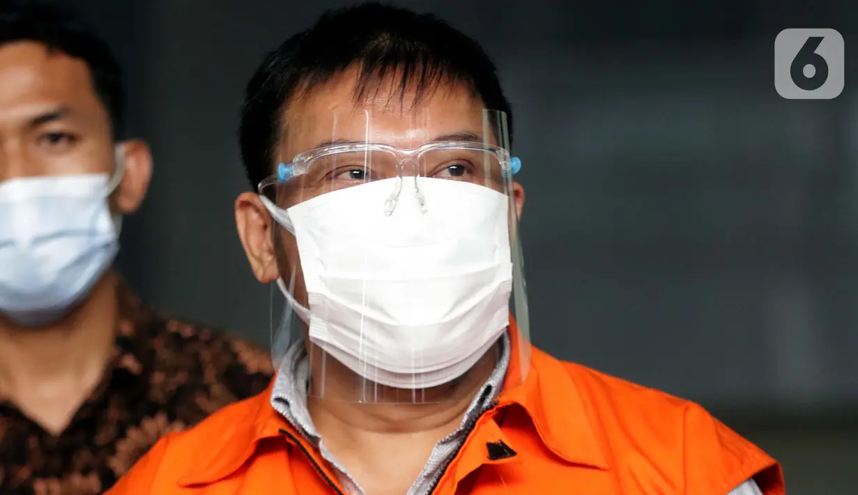 Direktur PT Aldira Berkah Abadi Makmur, Rudi Hartono Iskandar usai menjalani rilis penahanan di Gedung KPK, Jakarta, Senin (2/8/2021). Rudi Hartono merupakan tersangka dugaan korupsi pengadaan tanah PT Perumda Sarana Jaya di Munjul Pondok Ranggon tahun 2019. (Liputan6.com/Helmi Fithriansyah)