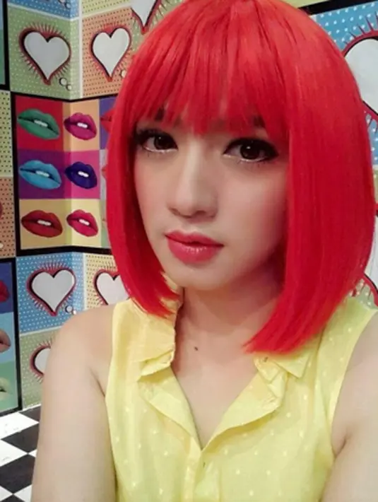 Foto selfie Angel Karamoy ketika ia memakai rambut palsu berwarna merah serta lipstik warna senada. Bintang sinetron ‘Bidadari’  ini tampak imut dengan rambut merah pendek. (via instagram/@realangelkaramoy)