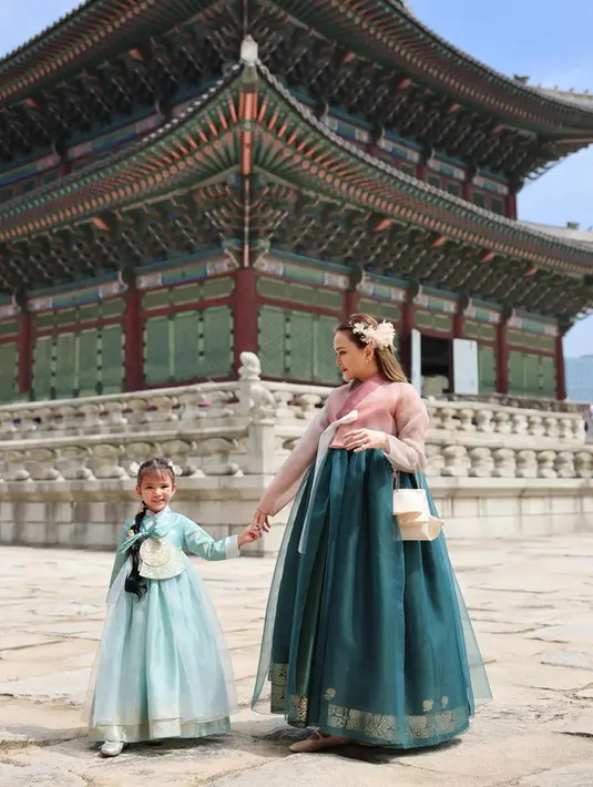 Dengan latar arsitektur gerbang istana yang khas Korea, penampilan Shandy Aulia seolah membawa kita masuk ke dalam drama saeguk. Ia tak hanya memamerkan gaya, tetapi juga menghormati budaya lokal dengan elegansi dan keanggunan. [@shandyaulia].