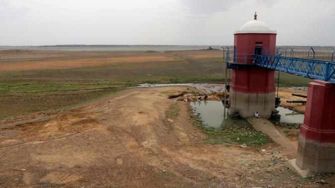 Kondisi Waduk Puzhal yang mengering di pinggiran Kota Chennai, India, Rabu (19/6/2019). Kota Chennai yang terletak di selatan India mengalami krisis air setelah empat waduk mengering. (AP Photo/R. Parthibhan)