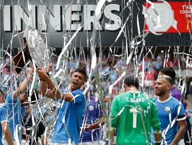 Para pemain Manchester City merayakan gelar juara Community Shield setelah mengalahkan Liverpool di Stadion Wembley, London, Minggu (4/8). City menang 1-1 (5-4) atas Liverpool. (AFP/Adrian Dennis)
