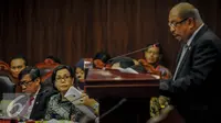 Menteri Keuangan Sri Mulyani (kedua kanan) hadir di ruang sidang Mahkamah Konstitusi, Jakarta, Selasa (20/09). Menurut Sri Mulyani, tax amnesty adalah suatu kebijakan yang dapat memberikan keuntungan secara nasional. (Liputan6.com/Faizal Fanani)