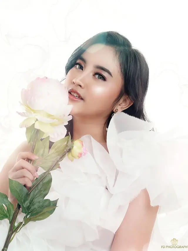 7 Pesona Lebby Wilayati dengan Makeup Tebal yang Selalu Curi Perhatian