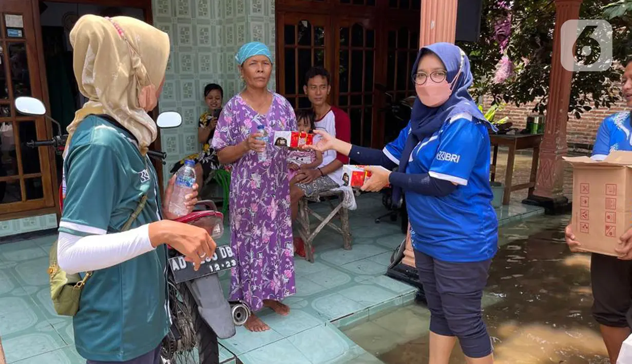 Pemimpin Cabang BRI Jombang Luthfi Riza Hartawan memberikan makanan cepat saji kepada warga terdampak banjir di Kecamatan Ngusikan, Jombang, Jawa Timur, Minggu (13/03/2022). BRI selalu turut berperan aktif dalam memberikan bantuan kepada masyarakat yang terkena bencana. (Liputan6.com/HO/CSRBRI)