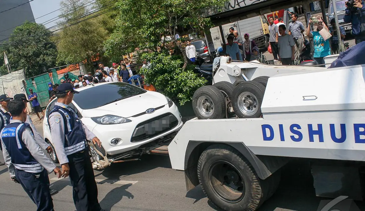 Mobil putih ini kepergok Dishub saat parkir liar di kawasan Fatmawati, Jakarta, Selasa (23/9/2014) (Liputan6.com/Faizal Fanani)
