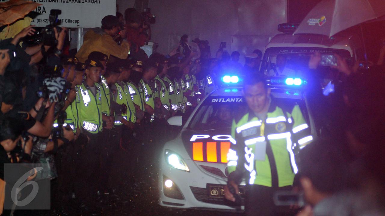 20160729- Ambulans Pembawa Jenazah Terpidana Mati-Nusakambangan-Helmi Afandi-0