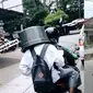 6 Aksi Nyeleneh Orang Pakai Helm dari Ember Ini Bikin Ngakak (1cak)