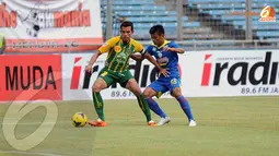 Pergerakan Irsyad Maulana terus dihadang pemain belakang United Army Thailand. (Liputan6.com/Helmi Fithriansyah)