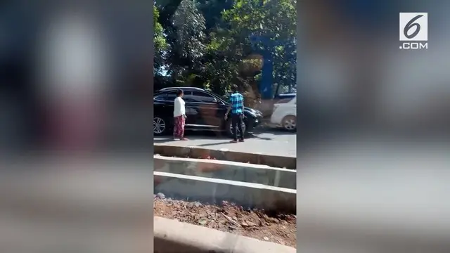 Aksi sopir angkot dibantu seorang wanita yang menendang dan memukul mobil.