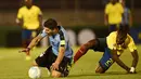 Striker Uruguay, Luis Suarez, terjatuh setelah dilanggar pemain Ekuador, Gabriel Achilier, dalam laga Kualifikasi Piala Dunia 2018 di Montevideo, Jumat (11/11/2016) pagi WIB. (AFP/Miguel Rojo)