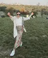 Saat berkunjung ke taman di London, Jessica Mila tampil dengan oversize blazer, dipadukan inner putih dan long skirt motif abstraknya dengan makeup naturalnya   (@jscmila)