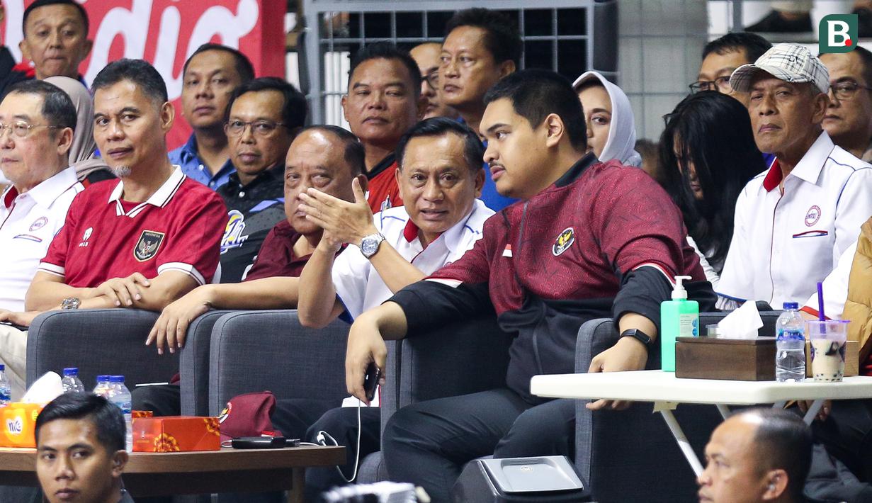 <p>Menpora RI, Dito Ariotedjo (kanan) berbincang dengan ketua umum PBVSI, Imam Sudjarwo pada laga putaran pertama SEA V League 2023 antara Indonesia melawan Thailand di Padepokan Voli Jenderal Polisi Kunarto, Sentul, Bogor, Minggu (23/07/2023). (Bola.com/Bagaskara Lazuardi)</p>