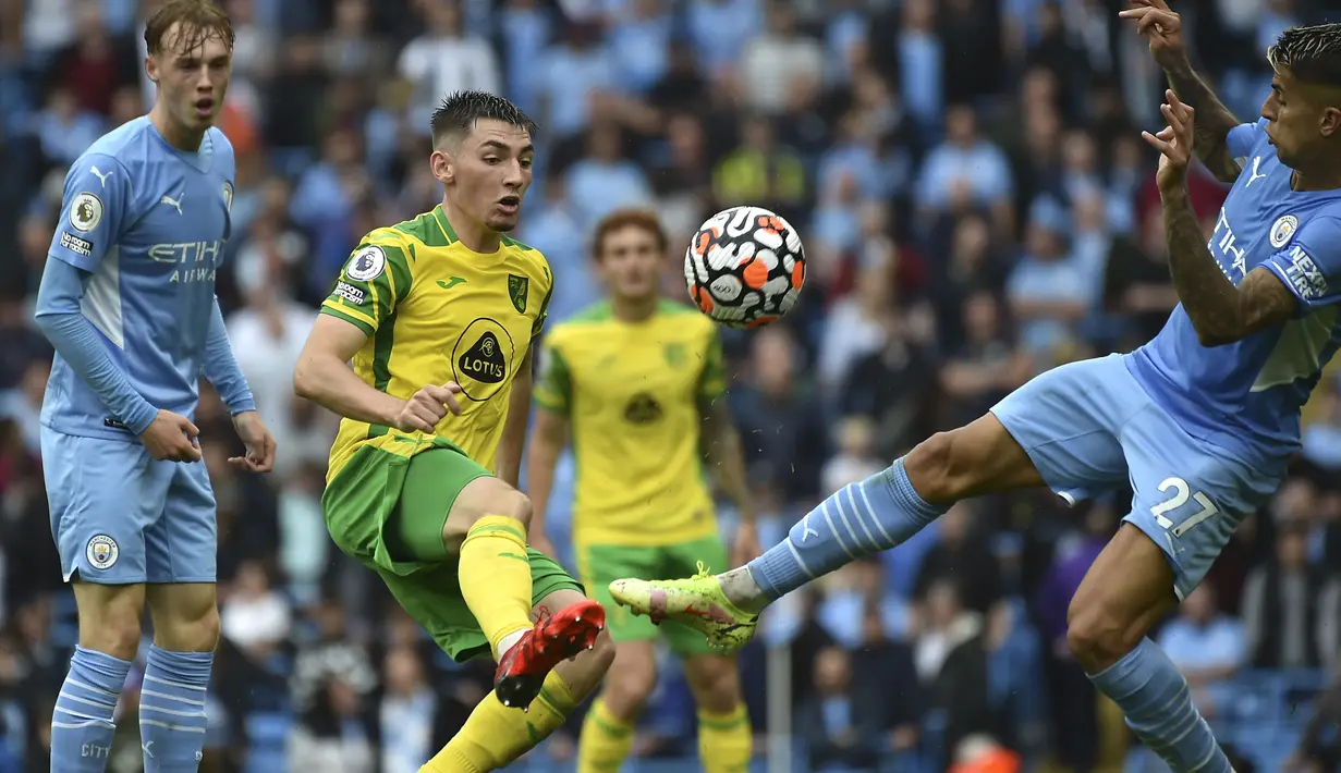 Billy Gilmour (tengah) maerupakan pemain muda potensial milik Chelsea. Gilmour yang saat ini berumur 20 tahun sudah mendapat kesempatan tampil 22 kali bersama Chelsea pada musim lalu. Gilmour pun dipinjamkan ke Norwich City demi mendapat menit bermain lebih banyak. (Foto: AP/Rui Vieira)