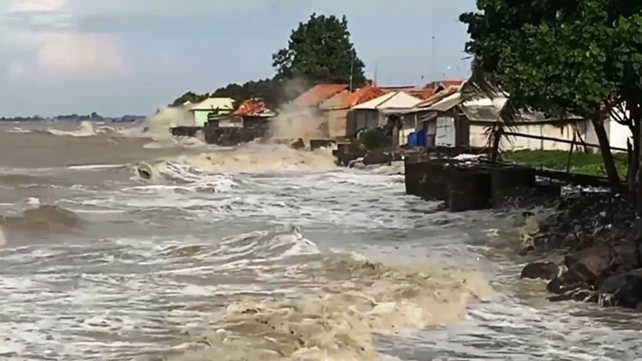 Banjir Rob Rusak Lahan Garam Hingga Pemukiman Warga di Cirebon dan Indramayu