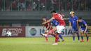 Pemain Timnas Indonesia U-19, Rabbani Tasnim mencetak gol kedua timnya dari eksekusi tendangan penalti saat matchday keempat Grup A Piala AFF U-19 2022 antara Timnas Filipina U-19 melawan Timnas Indonesia U-19 di Stadion Patriot Candrabhaga, Bekasi, Jawa Barat, Jumat (08/07/2022). (Bola.com/Bagaskara Lazuardi)