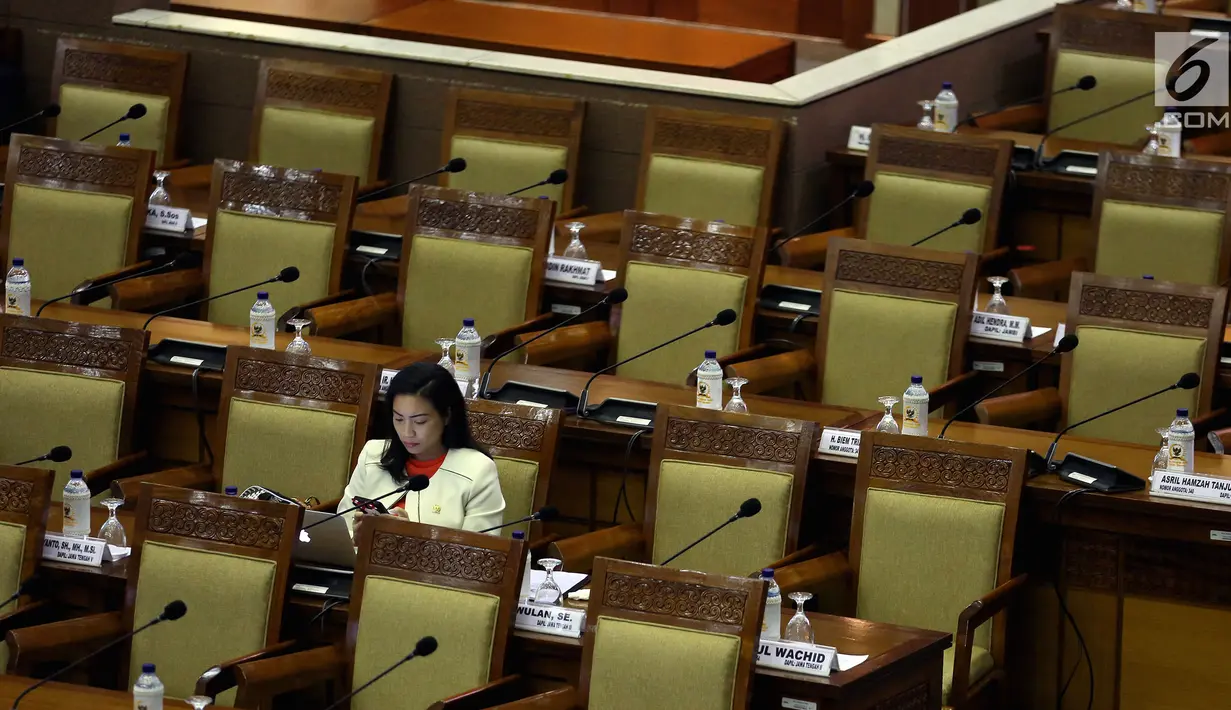 Anggota dewan saat menghadiri rapat paripurna di gedung DPR, Jakarta, Selasa (11/7). Rapat Paripurna juga membahas pokok-pokok kebijakan fiskal Rancangan APBN 2018 melalui Menteri Keuangan Sri Mulyani Indrawati. (Liputan6.com/Johan Tallo)