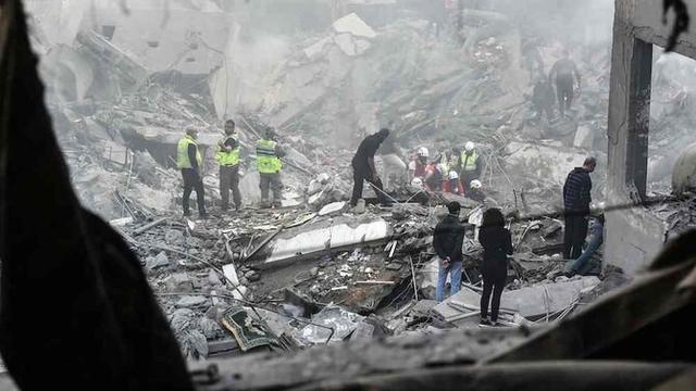 Tim penyelamat menyisir reruntuhan bangunan yang hancur akibat serangan udara Israel di Beirut pada 23 November 2024, yang menargetkan lingkungan Basta Al-Fawqa. (AFP)