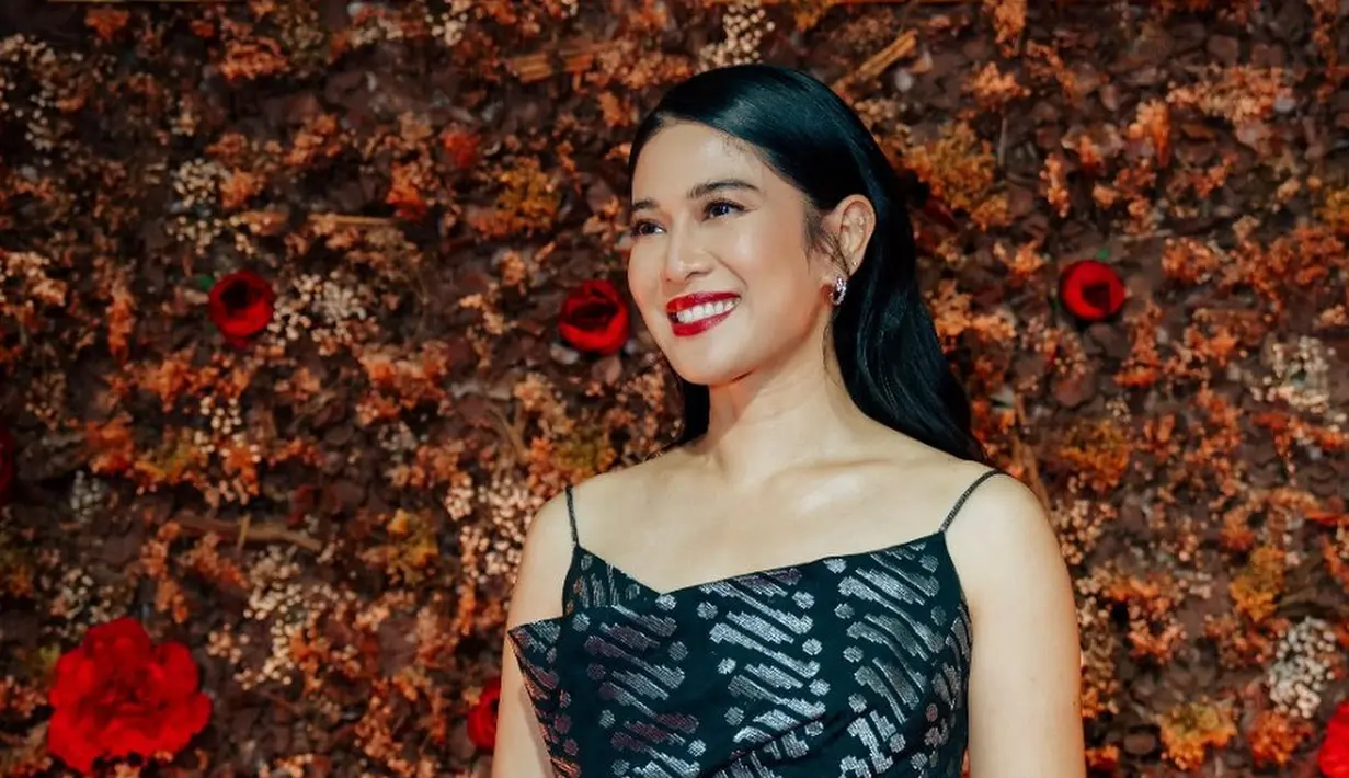 Dalam beberapa kesempatan, Dian berbagi bahwa memilih lipstik merah merupakan cara mudah untuk memberikan sentuhan glamor pada penampilannya [@therealdisastr].