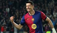 Pemain Barcelona, Robert Lewandowski merayakan golnya ke gawang Osasuna dalam laga lanjutan Liga Spanyol 2024/2025 di Estadi Olimpic Lluis Companys, Barcelona, Spanyol, Jumat (27/03/2025) waktu setempat. (AFP/Lluis Gene)